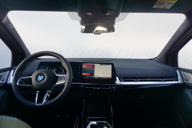 BMW 2-SERIE Active Tourer 220i | M Sportpakket | Panoramadak | Trekhaak | Harman Kardon | Driving Assistant