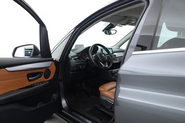 BMW 2-SERIE Active Tourer 218i Luxury High Ex. | Rijklaar! | Orig. NL | Trekhaak | HUD | Memory | Camera+PDC | Stoelverw. | Leder | Nav | Cruise | Keyless | LED | 17'' V