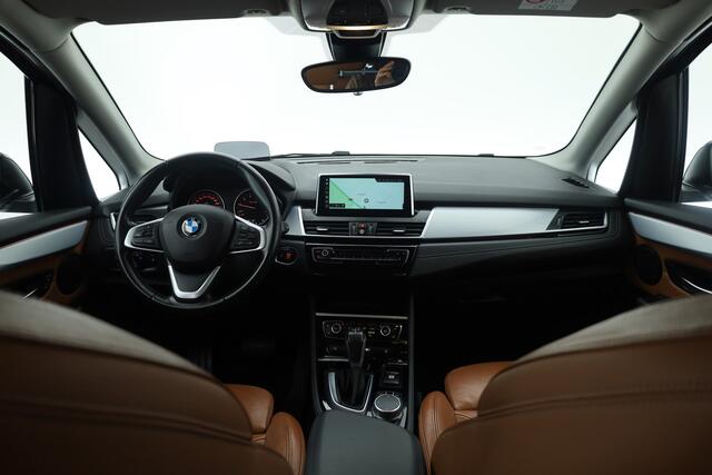 BMW 2-SERIE Active Tourer 218i Luxury High Ex. | Rijklaar! | Orig. NL | Trekhaak | HUD | Memory | Camera+PDC | Stoelverw. | Leder | Nav | Cruise | Keyless | LED | 17'' V