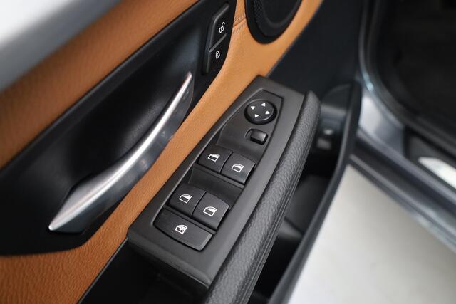 BMW 2-SERIE Active Tourer 218i Luxury High Ex. | Rijklaar! | Orig. NL | Trekhaak | HUD | Memory | Camera+PDC | Stoelverw. | Leder | Nav | Cruise | Keyless | LED | 17'' V