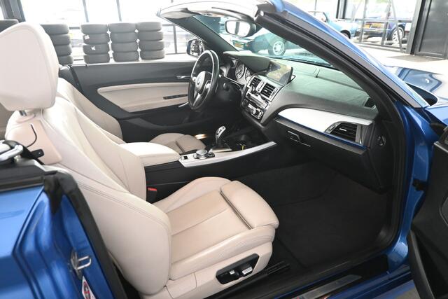 BMW 2-SERIE Cabrio 220i High Executive M-Pakket! Automaat Navigatie Harman/Kardon Stoelverwarming Inruil Mogelijk!