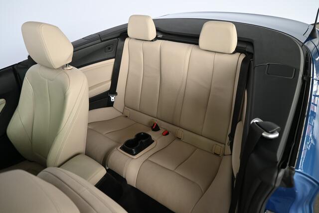 BMW 2-SERIE Cabrio 220i High Executive M-Pakket! Automaat Navigatie Harman/Kardon Stoelverwarming Inruil Mogelijk!