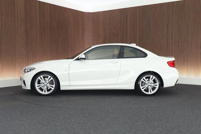BMW 2-SERIE Coupé 220i 184pk High Executive M-Sport Panoramadak Leder LED Stoelverwarming Navigatie