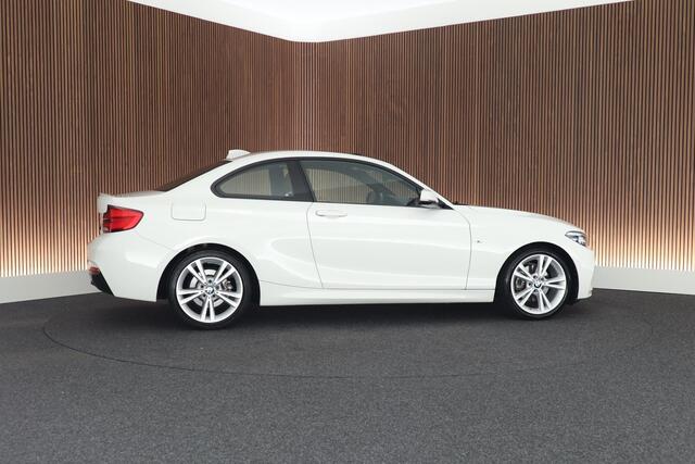 BMW 2-SERIE Coupé 220i 184pk High Executive M-Sport Panoramadak Leder LED Stoelverwarming Navigatie