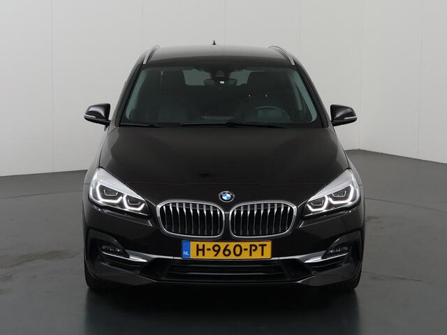 BMW 2-SERIE Active Tourer 220i High Executive Edition | 1500kg Trekkracht | Trekhaak | LED | Sportstoelen | Lederen interieur | HUD | Navigatie | Camera | Stoelverwarming | Ele. kofferdeksel |