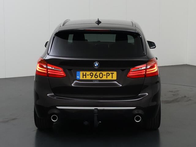 BMW 2-SERIE Active Tourer 220i High Executive Edition | 1500kg Trekkracht | Trekhaak | LED | Sportstoelen | Lederen interieur | HUD | Navigatie | Camera | Stoelverwarming | Ele. kofferdeksel |