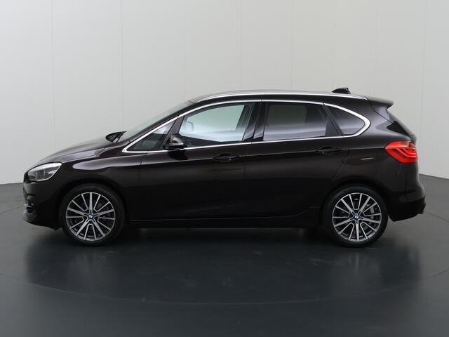 BMW 2-SERIE Active Tourer 220i High Executive Edition | 1500kg Trekkracht | Trekhaak | LED | Sportstoelen | Lederen interieur | HUD | Navigatie | Camera | Stoelverwarming | Ele. kofferdeksel |