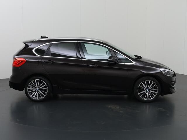 BMW 2-SERIE Active Tourer 220i High Executive Edition | 1500kg Trekkracht | Trekhaak | LED | Sportstoelen | Lederen interieur | HUD | Navigatie | Camera | Stoelverwarming | Ele. kofferdeksel |