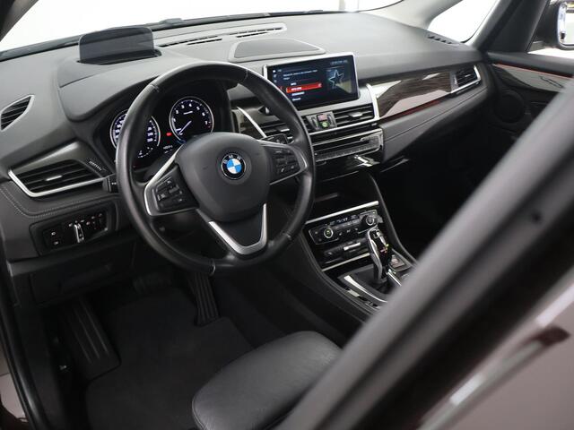 BMW 2-SERIE Active Tourer 220i High Executive Edition | 1500kg Trekkracht | Trekhaak | LED | Sportstoelen | Lederen interieur | HUD | Navigatie | Camera | Stoelverwarming | Ele. kofferdeksel |