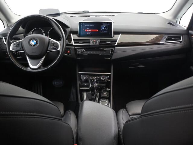 BMW 2-SERIE Active Tourer 220i High Executive Edition | 1500kg Trekkracht | Trekhaak | LED | Sportstoelen | Lederen interieur | HUD | Navigatie | Camera | Stoelverwarming | Ele. kofferdeksel |