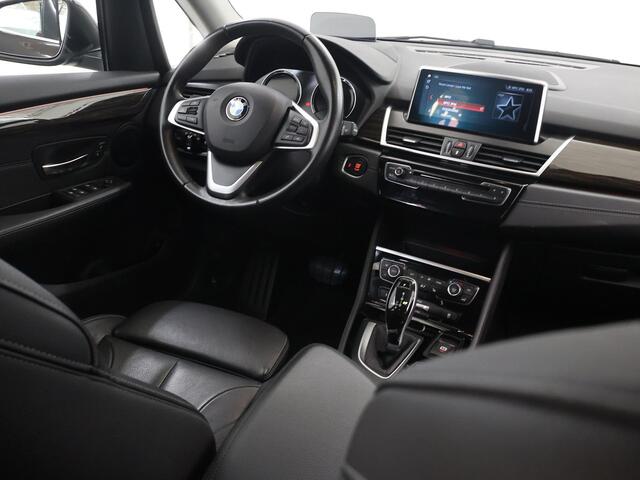 BMW 2-SERIE Active Tourer 220i High Executive Edition | 1500kg Trekkracht | Trekhaak | LED | Sportstoelen | Lederen interieur | HUD | Navigatie | Camera | Stoelverwarming | Ele. kofferdeksel |