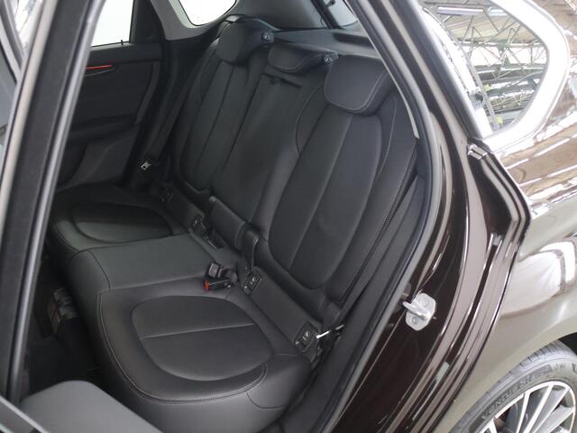 BMW 2-SERIE Active Tourer 220i High Executive Edition | 1500kg Trekkracht | Trekhaak | LED | Sportstoelen | Lederen interieur | HUD | Navigatie | Camera | Stoelverwarming | Ele. kofferdeksel |