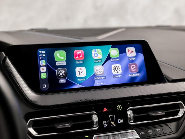 BMW 2-SERIE Gran Coupé 218 M Sport Automaat (M PAKKET, KUIPSTOELEN, 1e EIGENAAR, APPLE CARPLAY, GROOT NAVI, GETINT GLAS, ALCANTARA, SFEERVERLICHTING, NIEUWSTAAT)