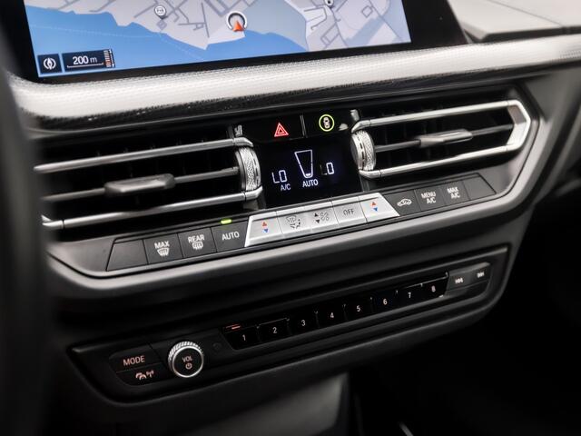 BMW 2-SERIE Gran Coupé 218 M Sport Automaat (M PAKKET, KUIPSTOELEN, 1e EIGENAAR, APPLE CARPLAY, GROOT NAVI, GETINT GLAS, ALCANTARA, SFEERVERLICHTING, NIEUWSTAAT)