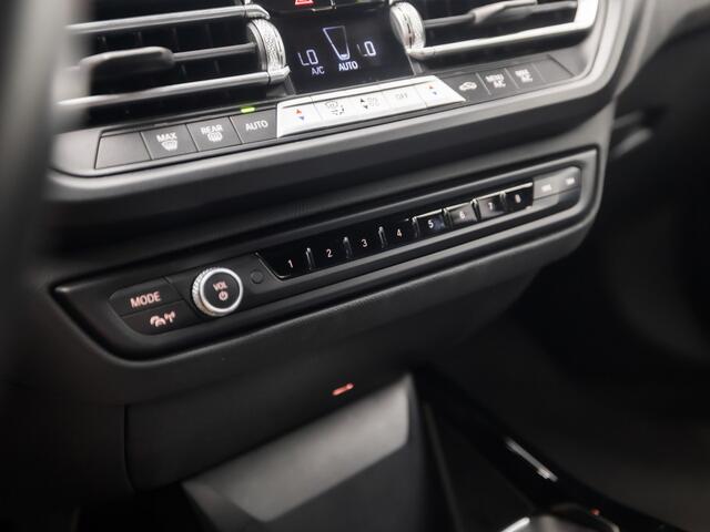 BMW 2-SERIE Gran Coupé 218 M Sport Automaat (M PAKKET, KUIPSTOELEN, 1e EIGENAAR, APPLE CARPLAY, GROOT NAVI, GETINT GLAS, ALCANTARA, SFEERVERLICHTING, NIEUWSTAAT)