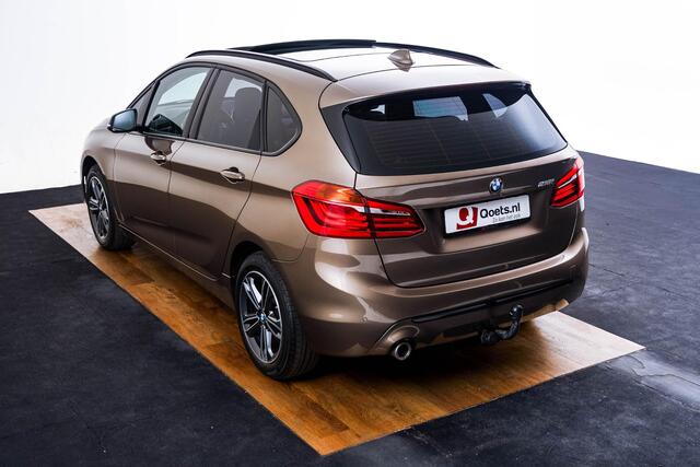 BMW 2-SERIE Active Tourer 218i Executive Sport Line - Panormadak - Trekhaak - Elektrische achterklep - PDC voor/achter - Cruise Control - Active Guard - Sportstoelen - Verstelbare achterbank - Armsteun voor -