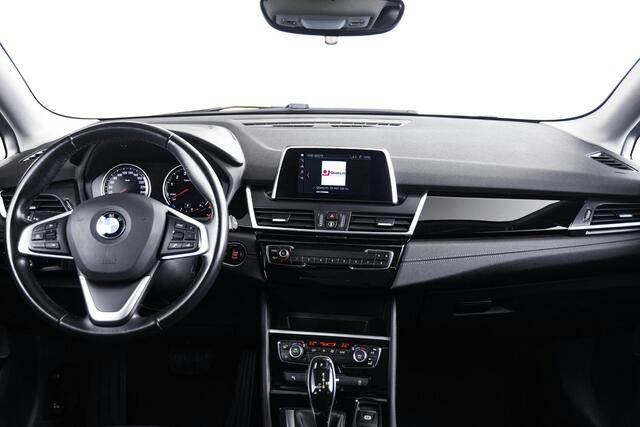 BMW 2-SERIE Active Tourer 218i Executive Sport Line - Panormadak - Trekhaak - Elektrische achterklep - PDC voor/achter - Cruise Control - Active Guard - Sportstoelen - Verstelbare achterbank - Armsteun voor -