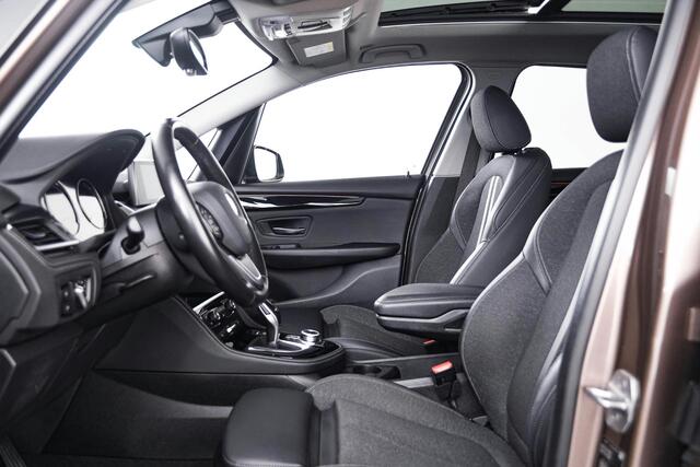BMW 2-SERIE Active Tourer 218i Executive Sport Line - Panormadak - Trekhaak - Elektrische achterklep - PDC voor/achter - Cruise Control - Active Guard - Sportstoelen - Verstelbare achterbank - Armsteun voor -