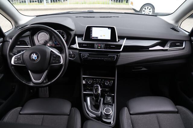 BMW 2-SERIE Active Tourer 220i Executive Automaat | Adap. Cruise | Afn. Trekhaak | Stoelverwarming | Camera | Navigatie