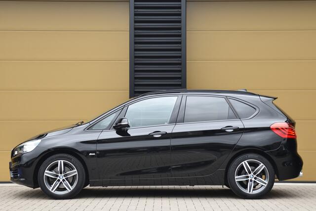BMW 2-SERIE Active Tourer 220i High Executive * Sportline * Head-up * Panoramadak * Sportstoelen * M-Stuurwiel * Trekhaak *