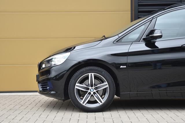 BMW 2-SERIE Active Tourer 220i High Executive * Sportline * Head-up * Panoramadak * Sportstoelen * M-Stuurwiel * Trekhaak *