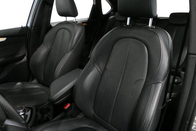 BMW 2-SERIE Active Tourer 218i M Sport / Orig. Nederlands / Panoramadak / Elektr. verstelbare voorstoelen (links met memory) / Trekhaak (afneembaar) / Harman Kardon Sound System / Stoelverwarming / Lederen bekleding / HUD / Cruise Control / Navigatie / Elektr. achter