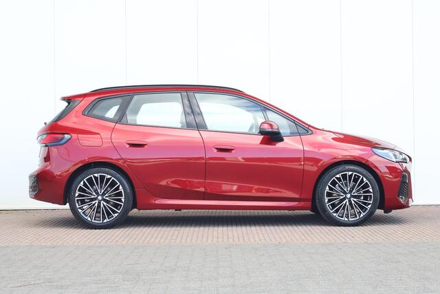 BMW 2-SERIE Active Tourer 220i / M-Sport Pakket / Pano Dak / Elektr. Stoel / Stoelverwarming / Harman Kardon / Comforttoegang /