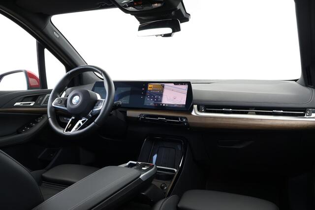 BMW 2-SERIE Active Tourer 220i / M-Sport Pakket / Pano Dak / Elektr. Stoel / Stoelverwarming / Harman Kardon / Comforttoegang /