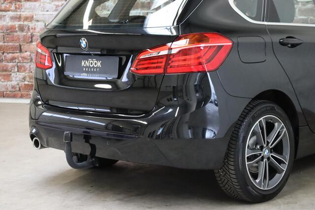 BMW 2-SERIE Active Tourer 218i Executive Sport Line Automaat / Navigatiesysteem / Trekhaak / Sportstoelen / Climate Control / 16 Inch / LED / Parkeersensoren / Hifi / Cruise Control / Lichtpakket / Chrome Line