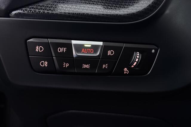 BMW 2-SERIE Gran Coupé 218i High Executive (CAMERA, STOELVERWARMING, NAVIGATIE, HUD DISPLAY, DEALER ONDERHOUDEN)
