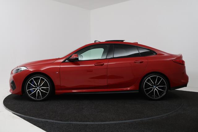 BMW 2-SERIE Gran Coupé 218i Executive Edition (PANORAMADAK, SFEERVERLICHTING, NAVIGATIE, CRUISE CONTROL, DEALER O