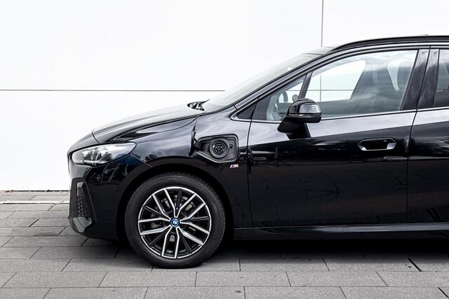 BMW 2-SERIE Active Tourer 225e xDrive | M-Sport | Stuurwielrand verwarmd | Glazen panoramadak |