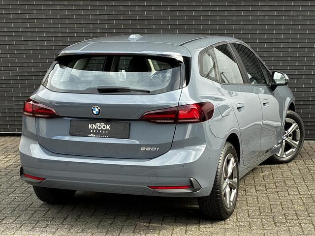 BMW 2-SERIE Active Tourer 220i Automaat / Live Cockpit Professional / Navigatiesysteem / Cruise Control / Leder / Achteruitrijcamera / DAB / Parkeersensoren voor + achter / LED / Climate Control