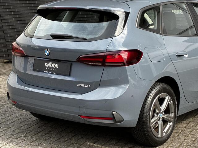 BMW 2-SERIE Active Tourer 220i Automaat / Live Cockpit Professional / Navigatiesysteem / Cruise Control / Leder / Achteruitrijcamera / DAB / Parkeersensoren voor + achter / LED / Climate Control