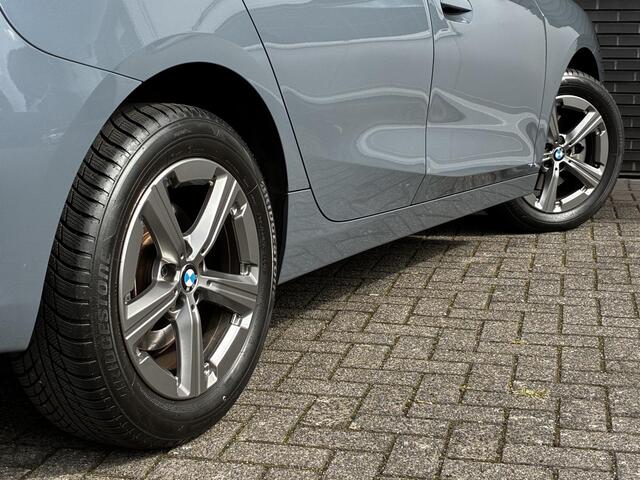 BMW 2-SERIE Active Tourer 220i Automaat / Live Cockpit Professional / Navigatiesysteem / Cruise Control / Leder / Achteruitrijcamera / DAB / Parkeersensoren voor + achter / LED / Climate Control