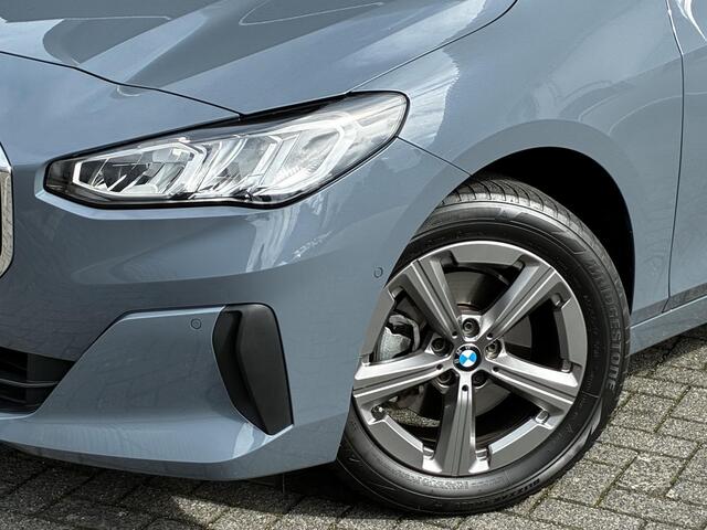 BMW 2-SERIE Active Tourer 220i Automaat / Live Cockpit Professional / Navigatiesysteem / Cruise Control / Leder / Achteruitrijcamera / DAB / Parkeersensoren voor + achter / LED / Climate Control