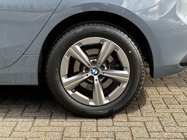 BMW 2-SERIE Active Tourer 220i Automaat / Live Cockpit Professional / Navigatiesysteem / Cruise Control / Leder / Achteruitrijcamera / DAB / Parkeersensoren voor + achter / LED / Climate Control