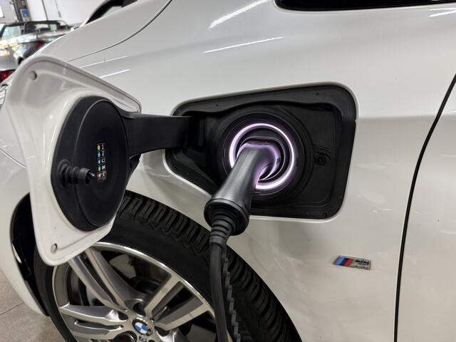 BMW 2-SERIE Active Tourer 225xe iPerformance High Exe. M // Panodak // Leer