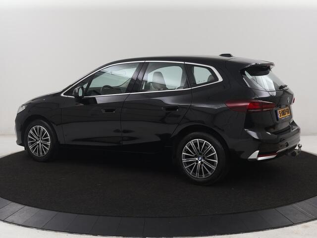 BMW 2-SERIE Active Tourer 220i | Leder | Cruise control | Navigatie | Carplay | Sfeerverlichting | Virtueel dashboard | Camera | Park assist | Trekhaak