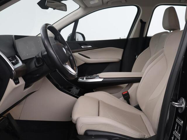 BMW 2-SERIE Active Tourer 220i | Leder | Cruise control | Navigatie | Carplay | Sfeerverlichting | Virtueel dashboard | Camera | Park assist | Trekhaak