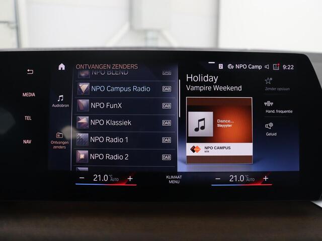 BMW 2-SERIE Active Tourer 220i | Leder | Cruise control | Navigatie | Carplay | Sfeerverlichting | Virtueel dashboard | Camera | Park assist | Trekhaak