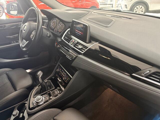 BMW 2-SERIE 216I HIGH EXEC. / Climatronic / Cruise / Afn. Trekh. / Navi / Camera