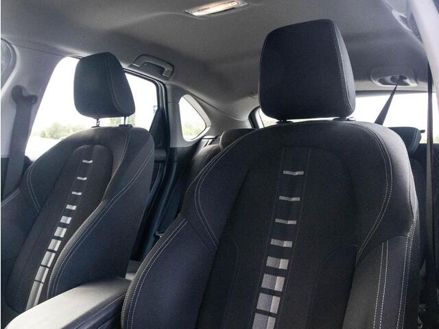 BMW 2-SERIE Active Tourer 218i Executive | Trekhaak | Sportstoelen | 17" Velgen |
