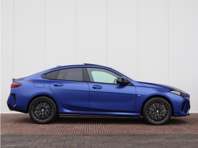 BMW 2-SERIE M235 xDrive Gran Coupé | M Sportpakket Pro | M Compound remsysteem | Panoramadak | Harman Kardon | Head-Up Display