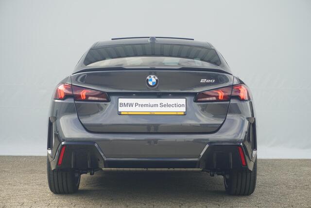 BMW 2-SERIE Gran Coupé 220 | M Sportpakket Pro | Harman Kardon | Elektrisch verstelbare stoelen | M Sportstoelen voor | Trekhaak