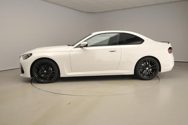 BMW 2-SERIE Coupé 218i | M-Sportpakket | LED | HUD | Sportstoelen | Trekhaak | Stoelverwarming | DAB | Hifi speakers | Alu 19 inch