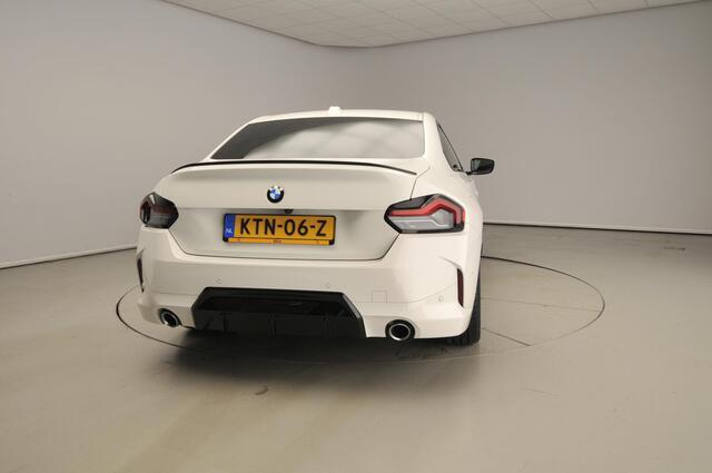 BMW 2-SERIE Coupé 218i | M-Sportpakket | LED | HUD | Sportstoelen | Trekhaak | Stoelverwarming | DAB | Hifi speakers | Alu 19 inch