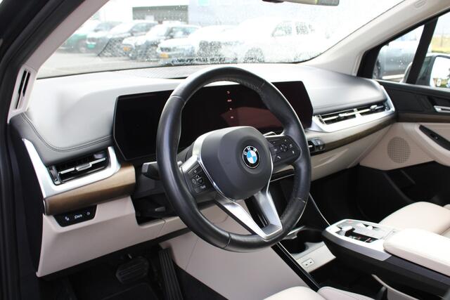 BMW 2-SERIE Active Tourer 218i Luxury Line Automaat / Panoramadak / Trekhaak / Sportstoelen / Achteruitrijcamera / Adaptieve LED / Stoelverwarming