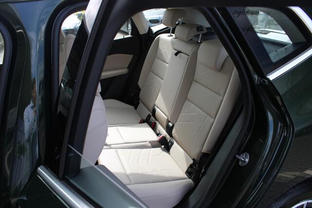 BMW 2-SERIE Active Tourer 218i Luxury Line Automaat / Panoramadak / Trekhaak / Sportstoelen / Achteruitrijcamera / Adaptieve LED / Stoelverwarming