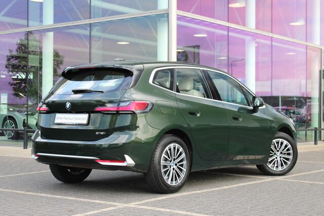 BMW 2-SERIE Active Tourer 218i Luxury Line Automaat / Panoramadak / Trekhaak / Sportstoelen / Achteruitrijcamera / Adaptieve LED / Stoelverwarming